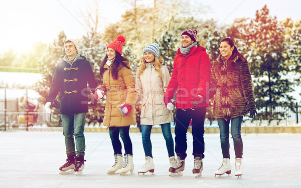 Glücklich Freunde Eislaufen Freien Menschen Stock foto © dolgachov