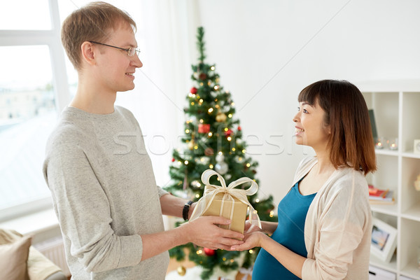 Marido Navidad presente embarazadas esposa embarazo Foto stock © dolgachov