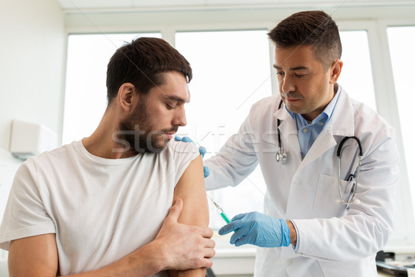 Paciente médico seringa vacinação medicina saúde Foto stock © dolgachov