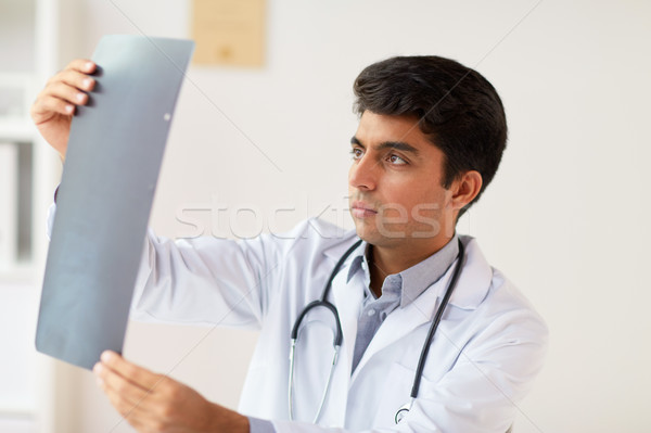 [[stock_photo]]: Médecin · regarder · colonne · vertébrale · xray · scanner · clinique
