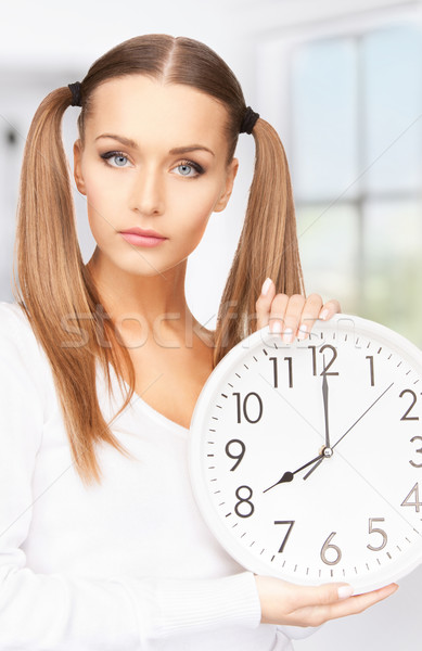 Kobieta duży zegar jasne zdjęcie Zdjęcia stock © dolgachov