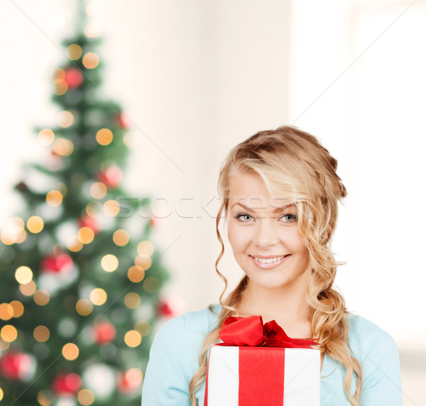 Feliz mujer caja de regalo celebración vacaciones navidad Foto stock © dolgachov