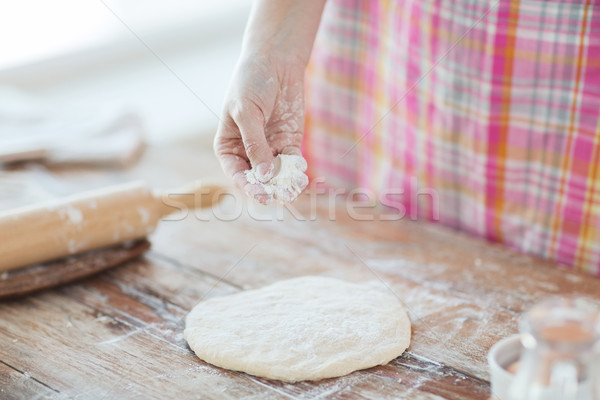 Foto stock: Primer · plano · femenino · mano · harina · cocina · casa