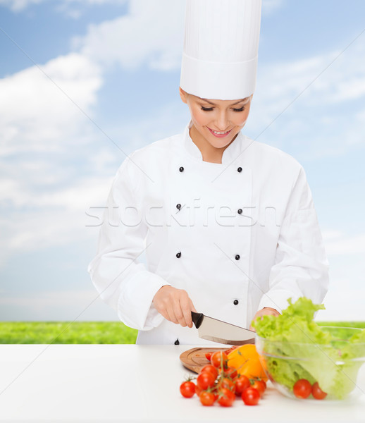 Stockfoto: Glimlachend · vrouwelijke · chef · groenten · koken