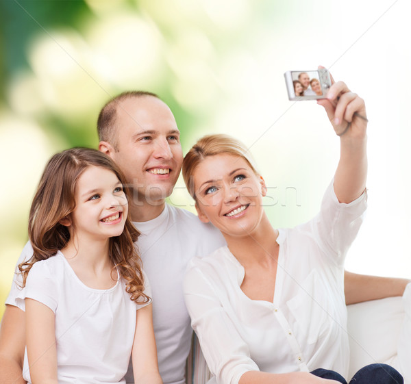 [[stock_photo]]: Famille · heureuse · caméra · maison · famille · technologie · écologie