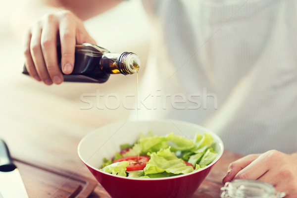 Mannelijke handen saladeschaal koken home Stockfoto © dolgachov