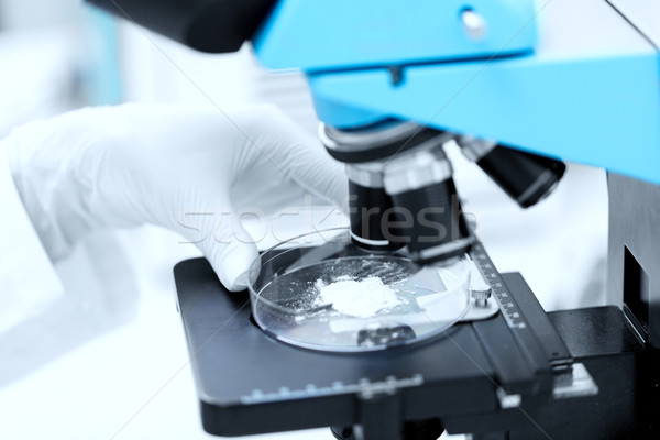 關閉 手 顯微鏡 樣品 科學 商業照片 © dolgachov