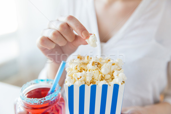 Kobieta jedzenie popcorn pić szkła mason Zdjęcia stock © dolgachov