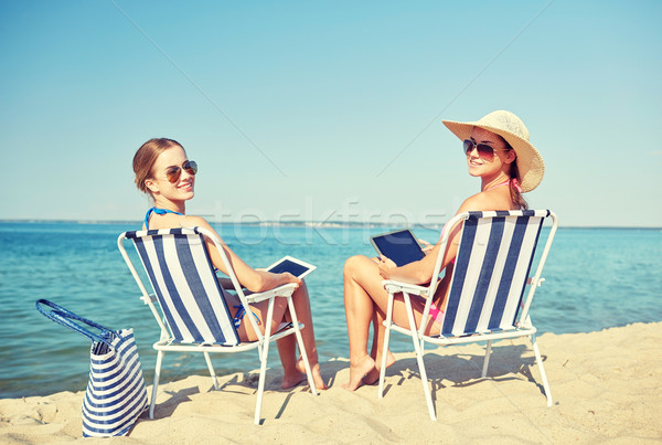 Foto stock: Feliz · mulheres · banhos · de · sol · praia · férias · de · verão