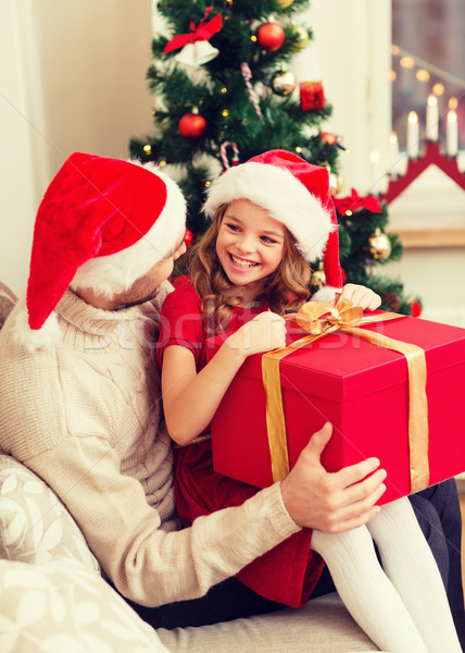 Stockfoto: Glimlachend · vader · dochter · opening · geschenkdoos · familie