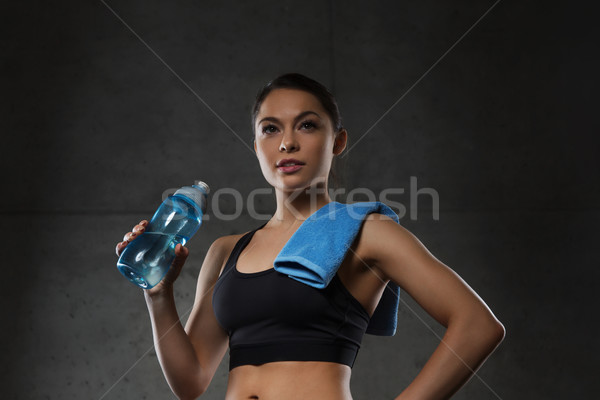 Stockfoto: Vrouw · handdoek · drinkwater · fles · gymnasium · fitness