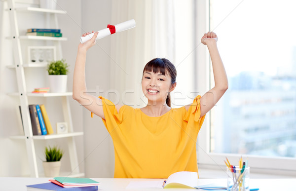 Foto stock: Feliz · Asia · mujer · estudiante · diploma · casa