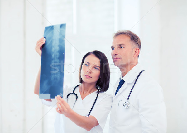 Zdjęcia stock: Dwa · lekarzy · patrząc · xray · opieki · zdrowotnej · medycznych