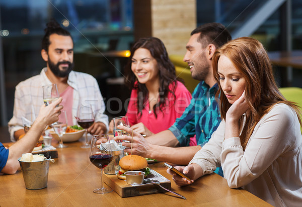 Stockfoto: Vrouw · smartphone · vrienden · restaurant · recreatie · technologie