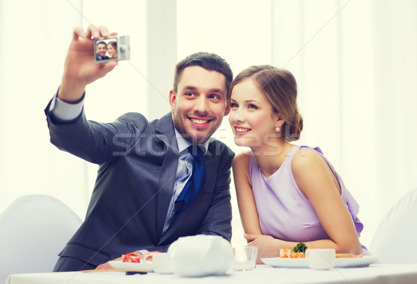 Mosolyog pár elvesz önarckép kép étterem Stock fotó © dolgachov