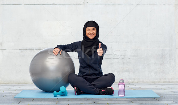 Muçulmano mulher hijab fitness bola garrafa Foto stock © dolgachov