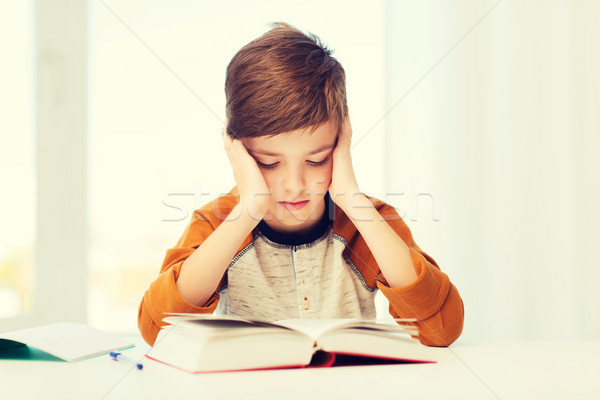 Foto stock: Estudante · menino · leitura · livro · compêndio · casa