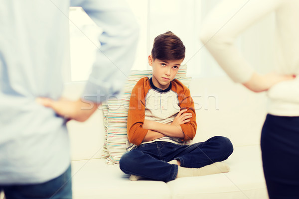 Zdenerwowany uczucie winny chłopca rodziców domu Zdjęcia stock © dolgachov