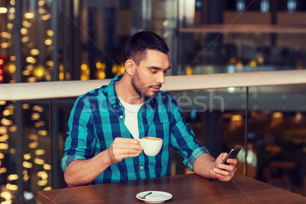 Uomo smartphone caffè ristorante tempo libero tecnologia Foto d'archivio © dolgachov