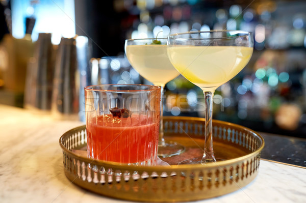 Foto stock: Bandeja · óculos · cocktails · bar · álcool · bebidas
