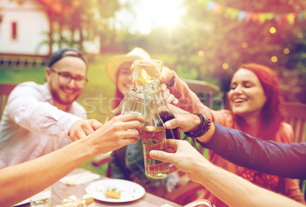 Fericit prietenii băuturi vară garden party timp liber Imagine de stoc © dolgachov