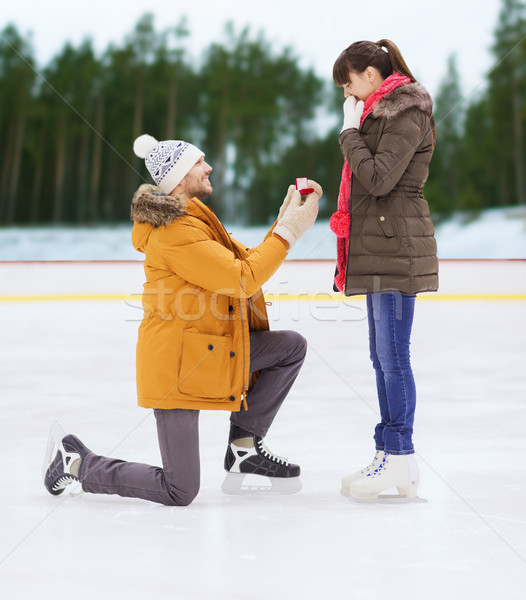 Boldog pár eljegyzési gyűrű korcsolyázás pálya szeretet Stock fotó © dolgachov
