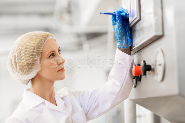 Mujer programación ordenador helado fábrica industria Foto stock © dolgachov