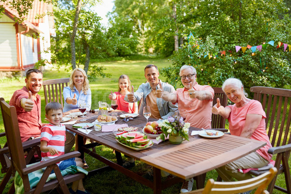 Familia feliz cena verano fiesta en el jardín ocio vacaciones Foto stock © dolgachov