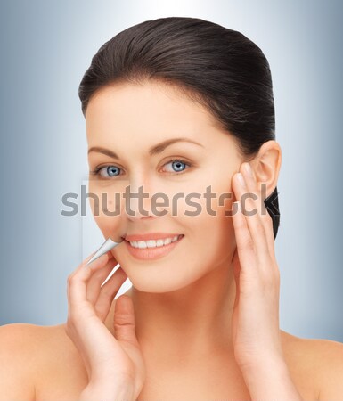 Femeie ascultare barfa luminos imagine Imagine de stoc © dolgachov