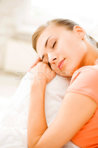 Femeie dormit canapea acasă imagine fericit Imagine de stoc © dolgachov