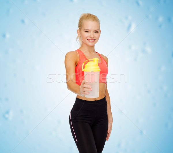 Sorridente mulher proteína tremer garrafa Foto stock © dolgachov