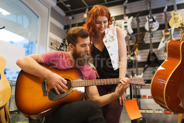 Pareja músicos guitarra música tienda venta Foto stock © dolgachov