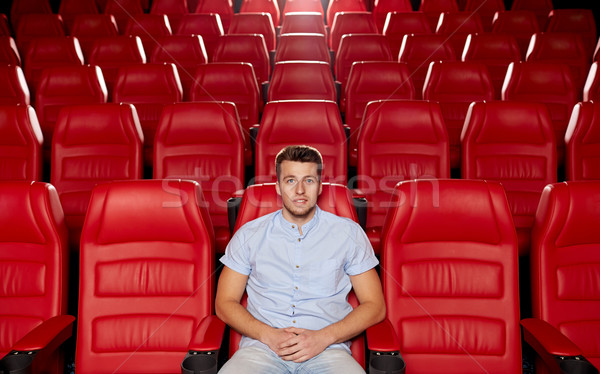 Szczęśliwy młody człowiek oglądania film teatr kina Zdjęcia stock © dolgachov