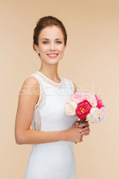 微笑的女人 白色禮服 花束 玫瑰 幸福 婚禮 商業照片 © dolgachov