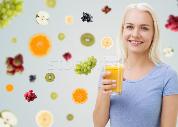 Donna sorridente bere succo d'arancia home cibo vegetariano Foto d'archivio © dolgachov