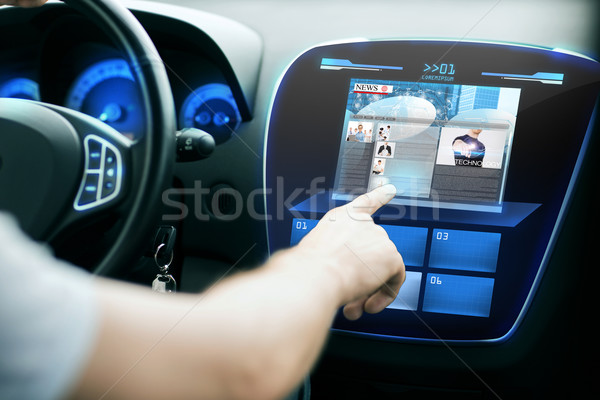 Masculin mână îndreptat deget monitoriza maşină Imagine de stoc © dolgachov