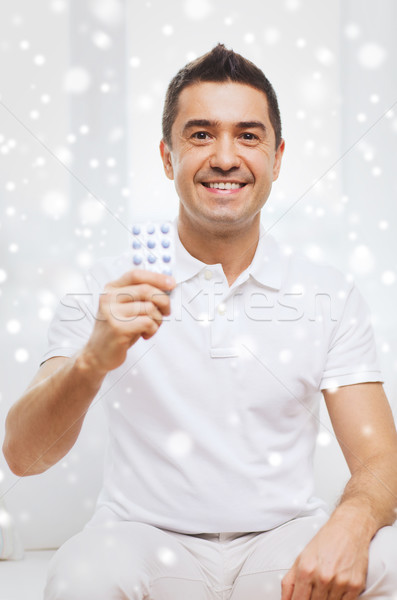 Feliz hombre Pack pastillas casa Foto stock © dolgachov