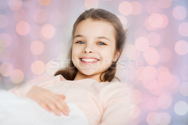Fericit zâmbitor fată treaz pat acasă Imagine de stoc © dolgachov
