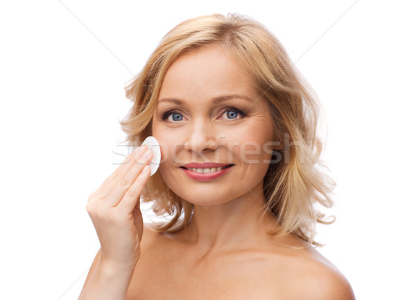Szczęśliwy kobieta czyszczenia twarz bawełny piękna Zdjęcia stock © dolgachov