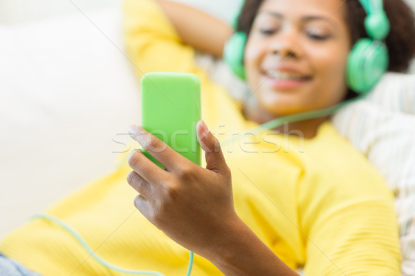 Foto stock: Feliz · africano · mulher · fones · de · ouvido · pessoas