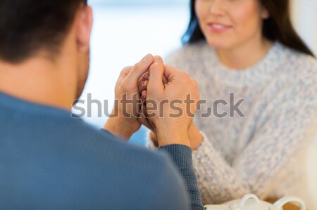 Foto stock: Feliz · Pareja · tomados · de · las · manos · restaurante · Servicio · personas