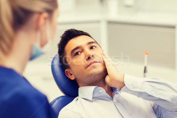 Feminino dentista masculino paciente dor de dente pessoas Foto stock © dolgachov
