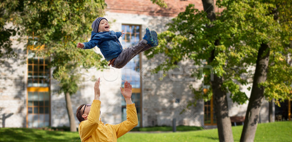 Tata fiu joc în aer liber familie copilarie Imagine de stoc © dolgachov