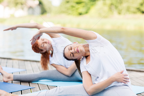 Mulheres ioga ao ar livre fitness esportes Foto stock © dolgachov