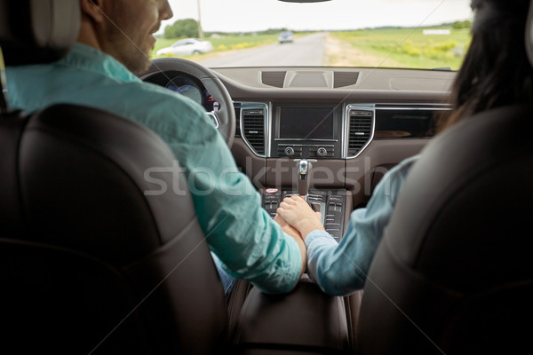 Stockfoto: Gelukkig · paar · rijden · auto · holding · handen · weg