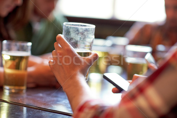 Mann Bier Smartphones bar Veröffentlichung Menschen Stock foto © dolgachov