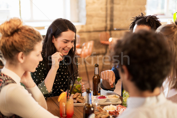 Stock foto: Glücklich · Freunde · Essen · trinken · bar · Kaffeehaus