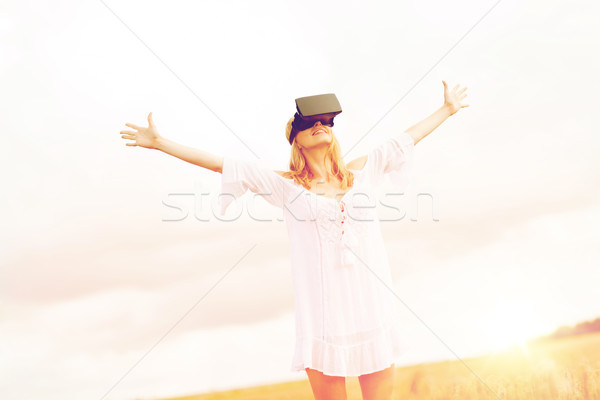 Mujer virtual realidad auricular cereales campo Foto stock © dolgachov