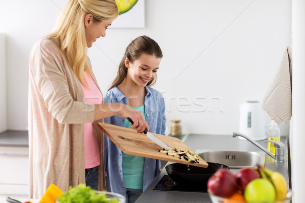 Boldog család főzés étel otthon konyha egészséges étkezés Stock fotó © dolgachov