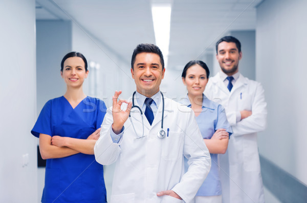 [[stock_photo]]: Groupe · hôpital · signe · de · la · main · clinique